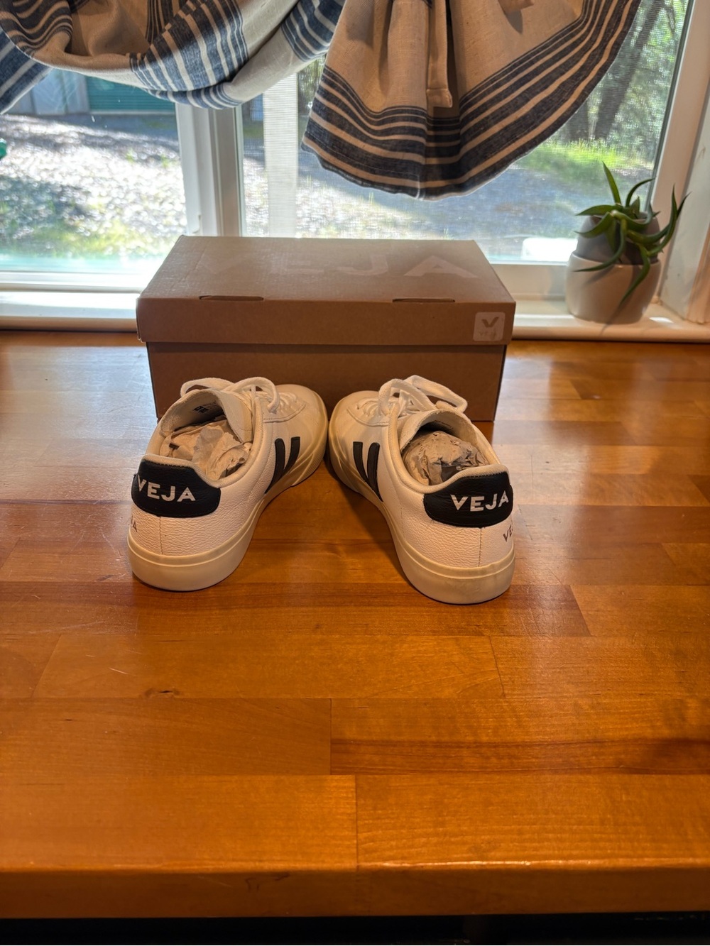 EUC Veja White Sneakers EU 35 with Black V Accent - Picture 4 of 8